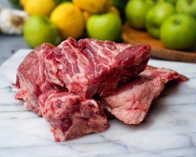 Свинина на кости охлаждённая 1 кг - купить в Терской